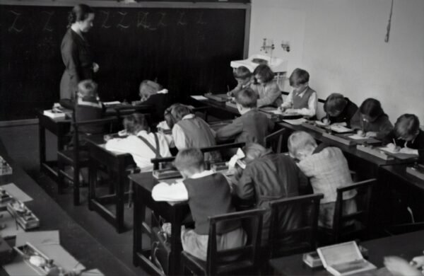 Revolutionizing Education: The Role of AI in Teaching