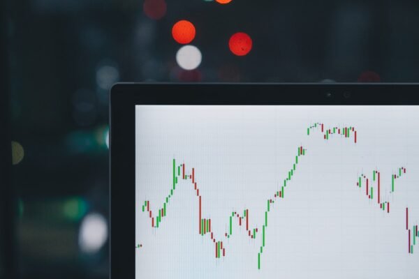 Enterprise-Wide Data Synthesis Through AI-Driven Knowledge Graphs