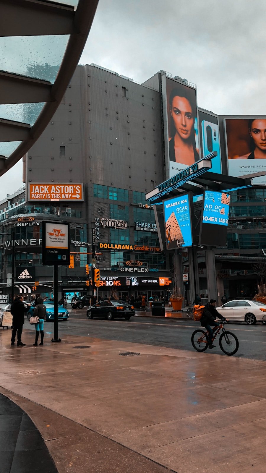 Photo "AdCreativeai and Albertai: How AI is Revolutionizing Digital Advertising Strategies"