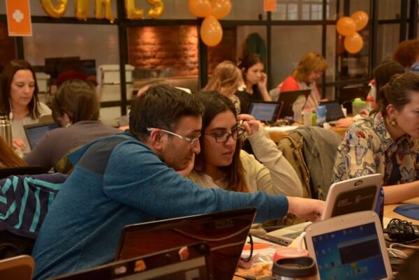 AI in Online Learning: Personalization and Adaptive Technologies