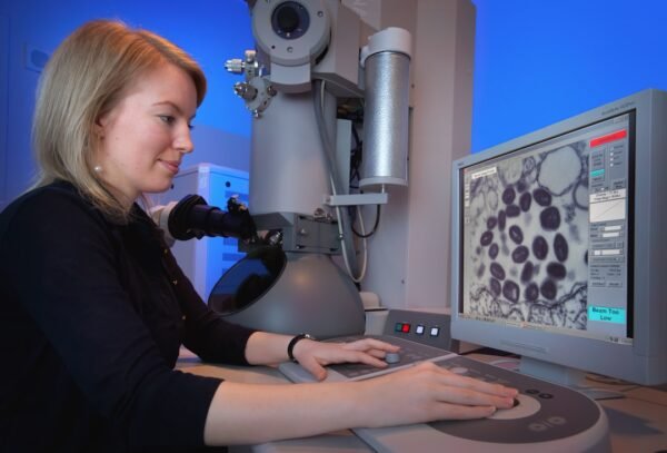 Digital pathology enabling slide digitization and AI-precise diagnosis, particularly in oncology