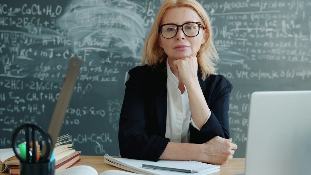 Photo AI tutoring vs human teachers